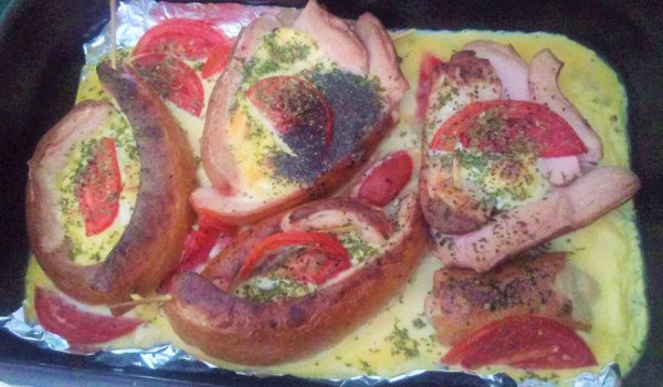 Лодки от кренвирши с яйца и сирене