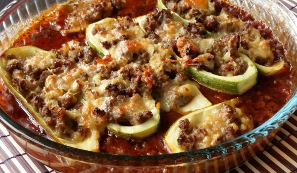 Лодки от тиквички с наденичка и сос Маринара