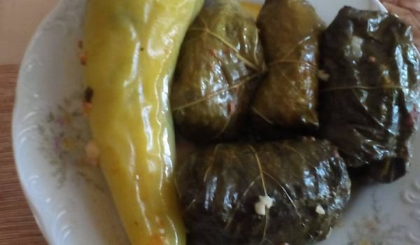 Лозови сарми и чушки с плънка от ориз и орехи