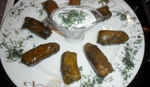 Лозови сарми с булгур и сирене