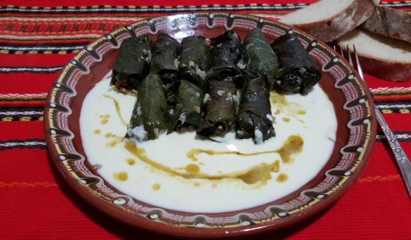Лозови сарми с чеснов сос