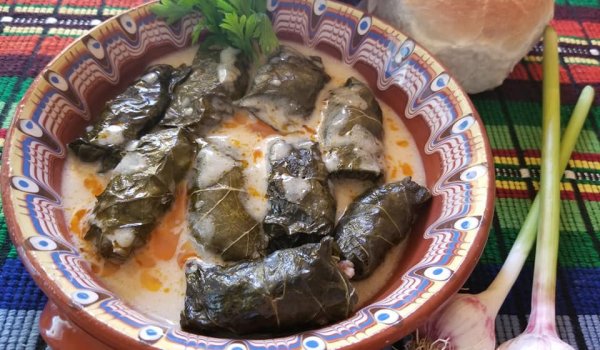 Лозови сарми с вкусен сос