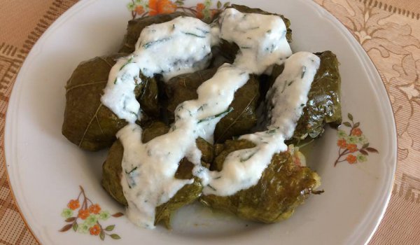Лозови сарми със сушени кайсии
