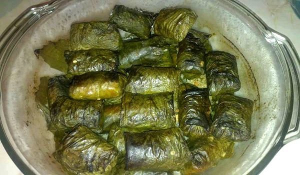 Лозови сарми със сушени сливи