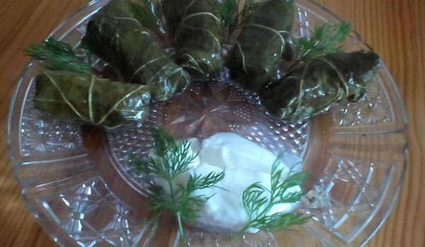 Лозови сармички с ориз и кайма на фурна