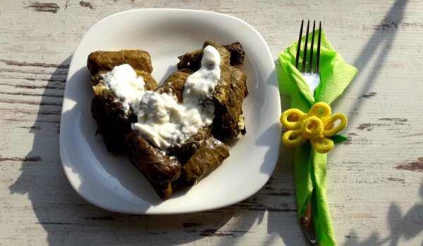 Лозови сармички със сирене