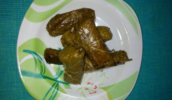 Лозови сармички със сушени домати и кайма