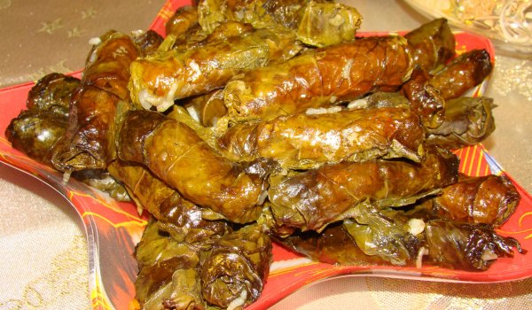 Лозови сърми със стафиди и гъби