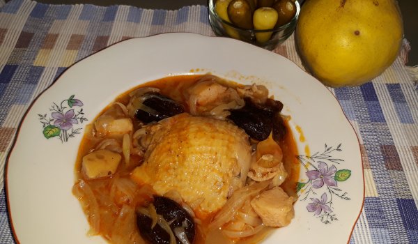 Лучена яхния с пилешко и дюли
