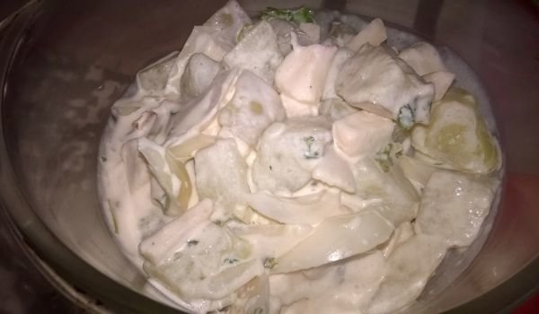Лук с картофи, ябълки и майонеза