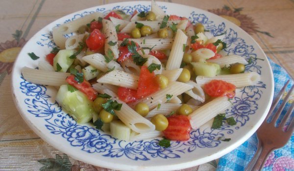 Макаронена салата с грах и краставица
