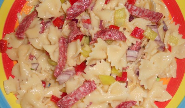 Макаронена салата с колбас, майонеза и чушки