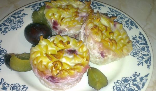 Макаронени чашки със сини сливи
