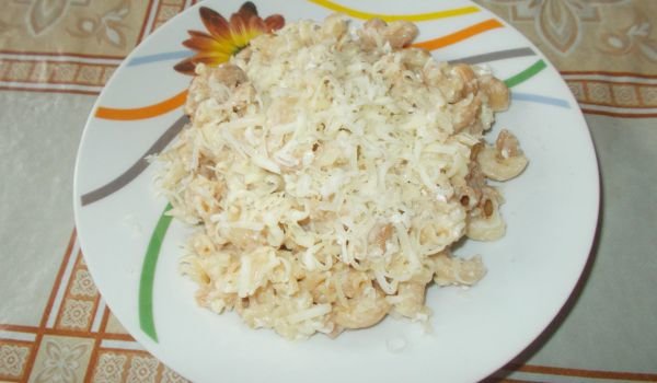 Макарони с бешамел, топено сирене и кашкавал