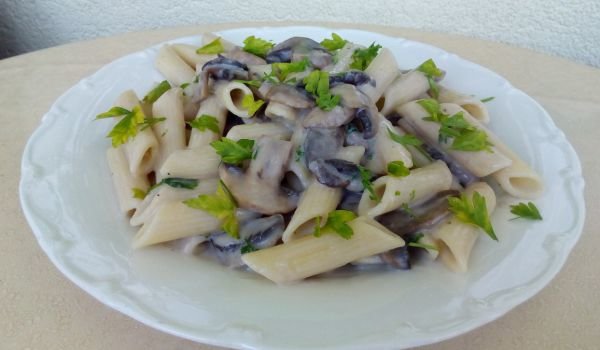 Макарони с гъбен сос и чесън
