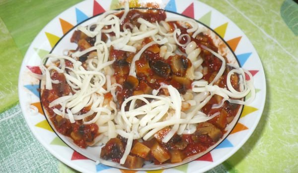 Макарони с гъбен сос и кашкавал