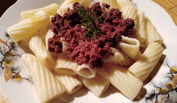 Макарони с маслинова паста