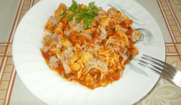 Макарони с риба тон и доматен сос