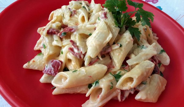 Макарони с вкусен сос