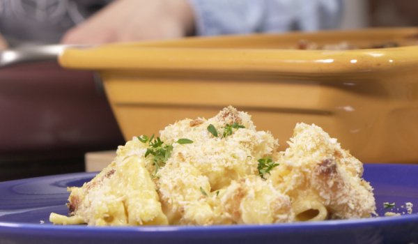 Макарони със сос от сирена