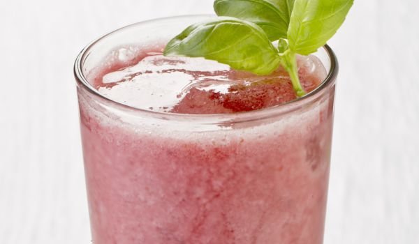 Малиново смути със соево мляко и босилек