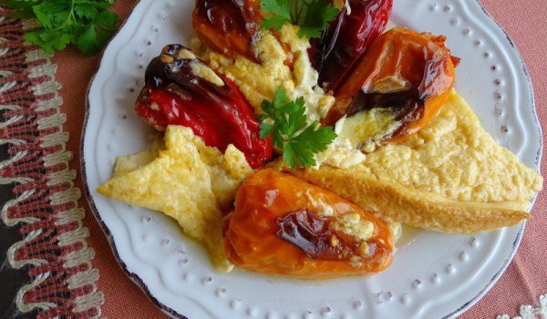 Малки чушки с плънка и млечна заливка