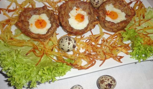 Малки гнезда с пъдпъдъчи яйца и картофена слама