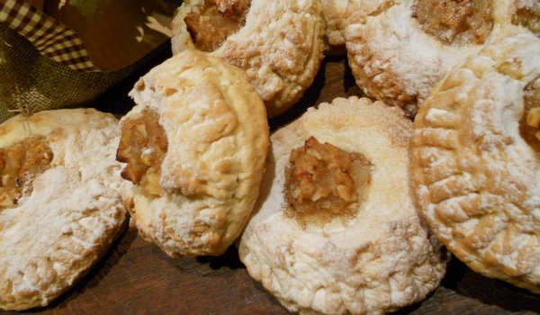 Малки ябълкови пайове с бадеми