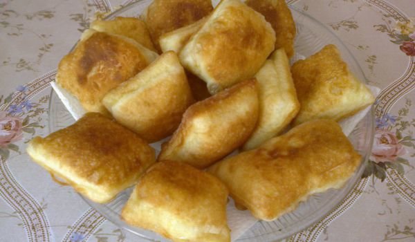 Малки квадратни питки със сирене и кашкавал