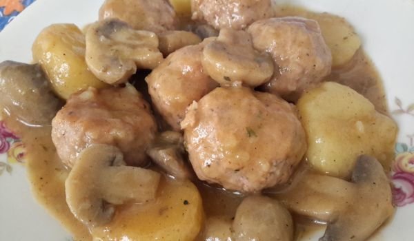 Манджа от картофи, гъби и кюфтенца
