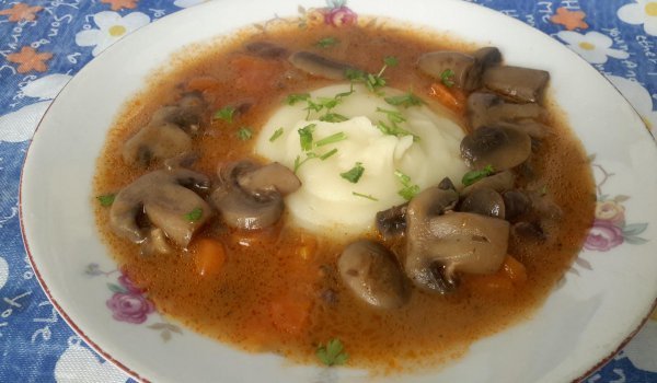 Манджа с гъби, моркови и лук