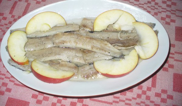 Маринована аншоа с ябълки