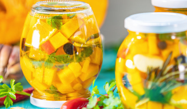 Маринована тиква с подправки в буркани