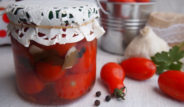 Мариновани чери доматки
