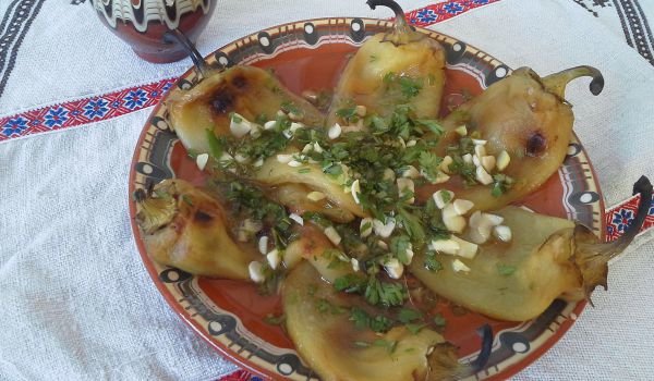 Мариновани чушки с чесън и магданоз