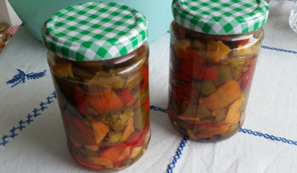 Мариновани чушки с моркови и чесън