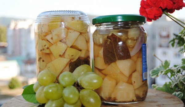 Мариновани дюли с бяло грозде туршия