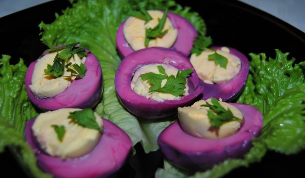Мариновани яйца с цвекло