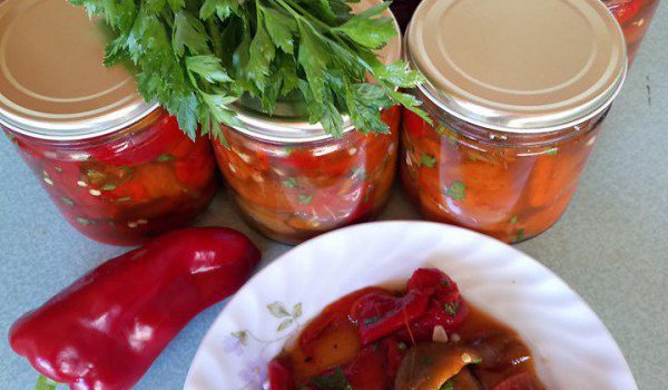 Мариновани печени чушки в буркани