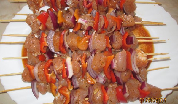 Мариновани пилешки шишчета със зеленчуци