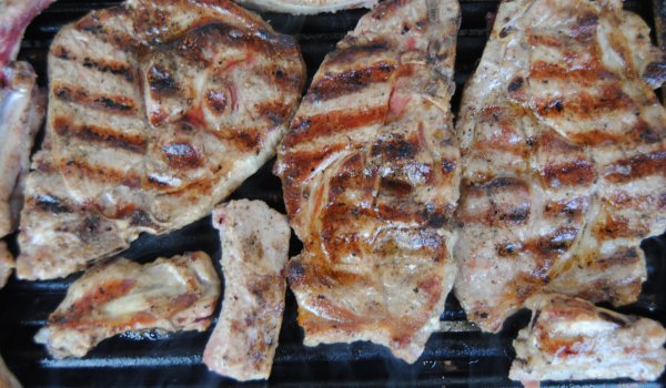 Мариновани свински пържоли на скара с мед