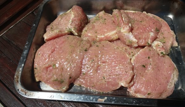 Мариновани свински пържоли с чесън