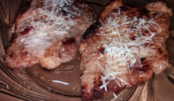 Мариновани свински пържоли с пармезан