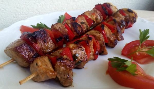 Мариновани свински шишчета на скара