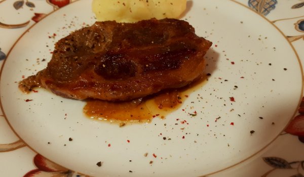 Мариновани свински пържоли в гювеч