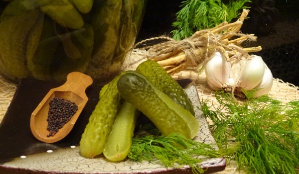 Маринованите кисели краставички на стринка