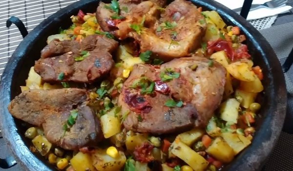 Мариновано месо на сач с много зеленчуци