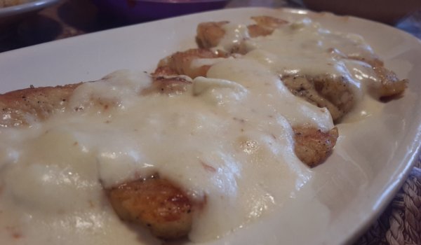 Мариновано пилешко месо в сос със сирена