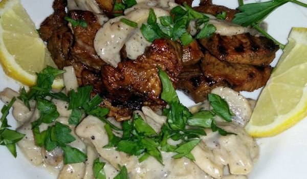 Мариновано свинско със сметанов сос и гъби