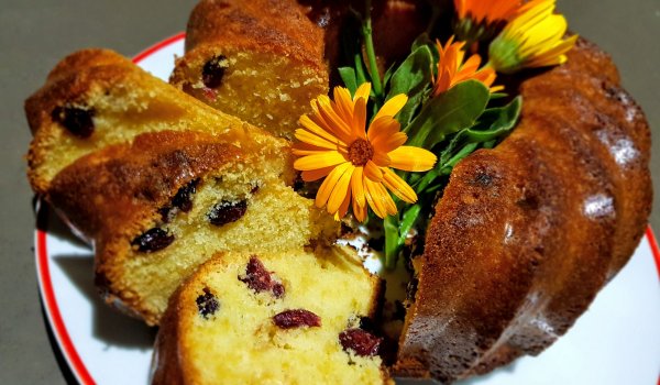 Маслен кейк с червени боровинки и ром